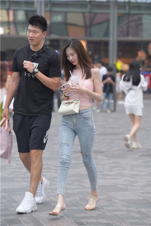 漂亮的牛仔裤美女(27P)[650M/JPG]