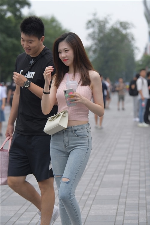 漂亮的牛仔裤美女(27P)[650M/JPG]