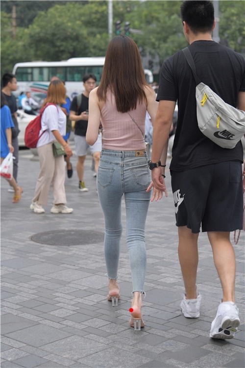 漂亮的牛仔裤美女(27P)[650M/JPG]