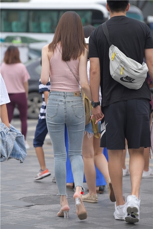 漂亮的牛仔裤美女(27P)[650M/JPG]