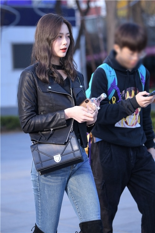 黑靴紧牛美女(20P)[584M/JPG]