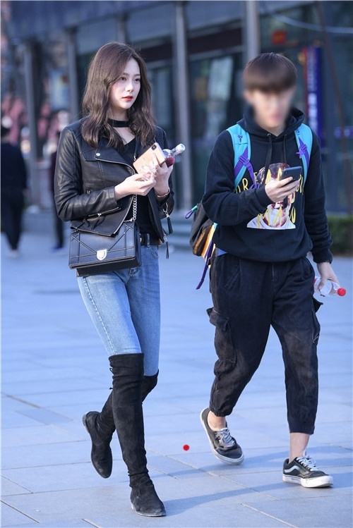 黑靴紧牛美女(20P)[584M/JPG]