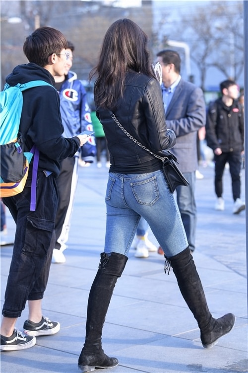 黑靴紧牛美女(20P)[584M/JPG]