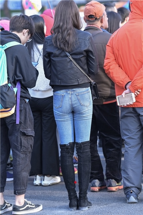 黑靴紧牛美女(20P)[584M/JPG]