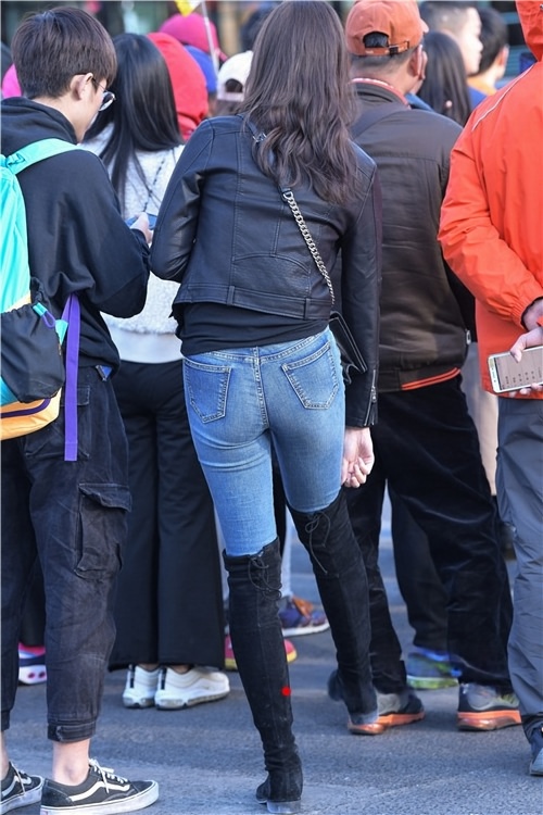 黑靴紧牛美女(20P)[584M/JPG]