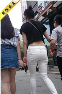[雷神] [4K超清画质]紧身白裤长腿MM.年纪不大发育得很好[MP4/942MB]