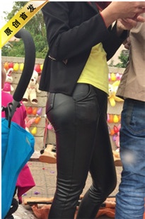 玩游戏的紧身皮裤美女[MP4/1.6GB]