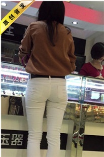金店里买手链的紧身白裤人七[MP4/647MB] [