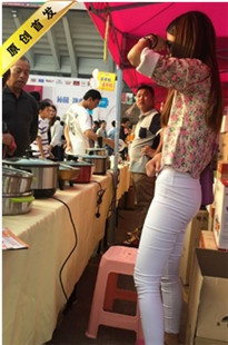 卖锅的紧身白裤眼镜妹MP4/485MB]