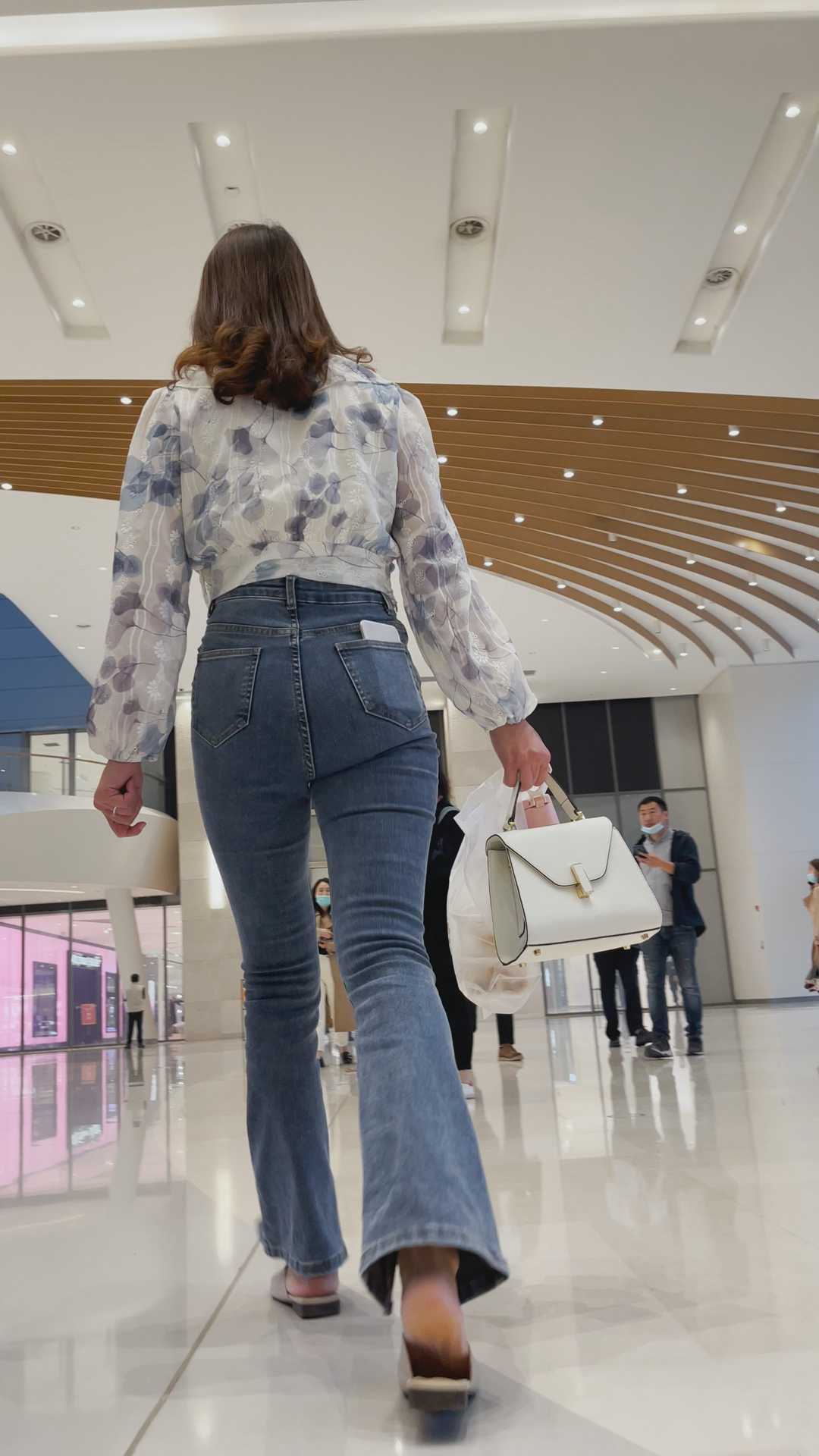 （积分60）超紧身牛仔紧臀长发小