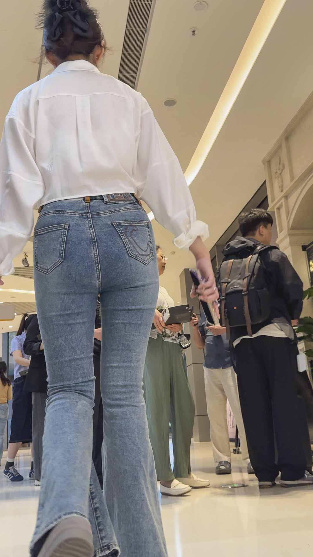 牛仔裤性感翘臀若隐若现（积分142）