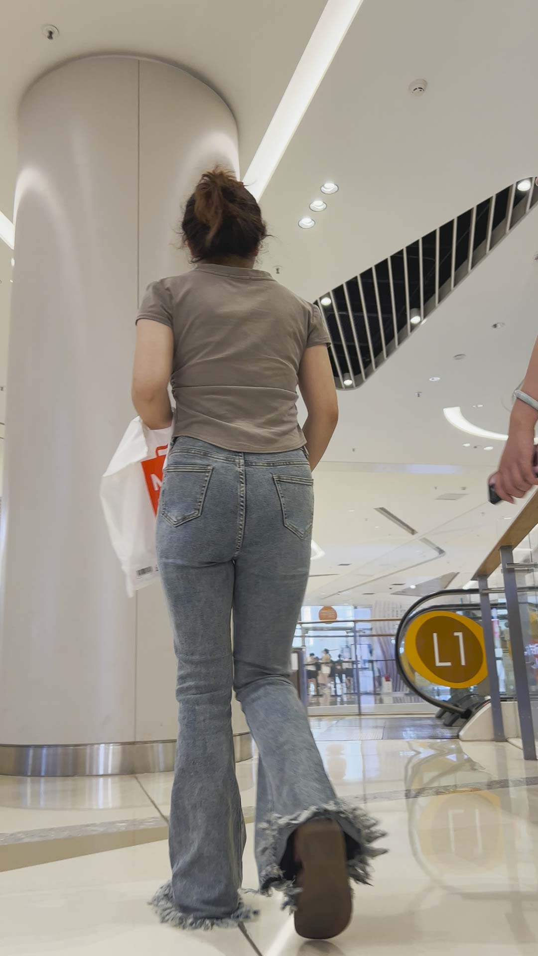 包臀灰牛仔紧臀小姐姐（积分155）