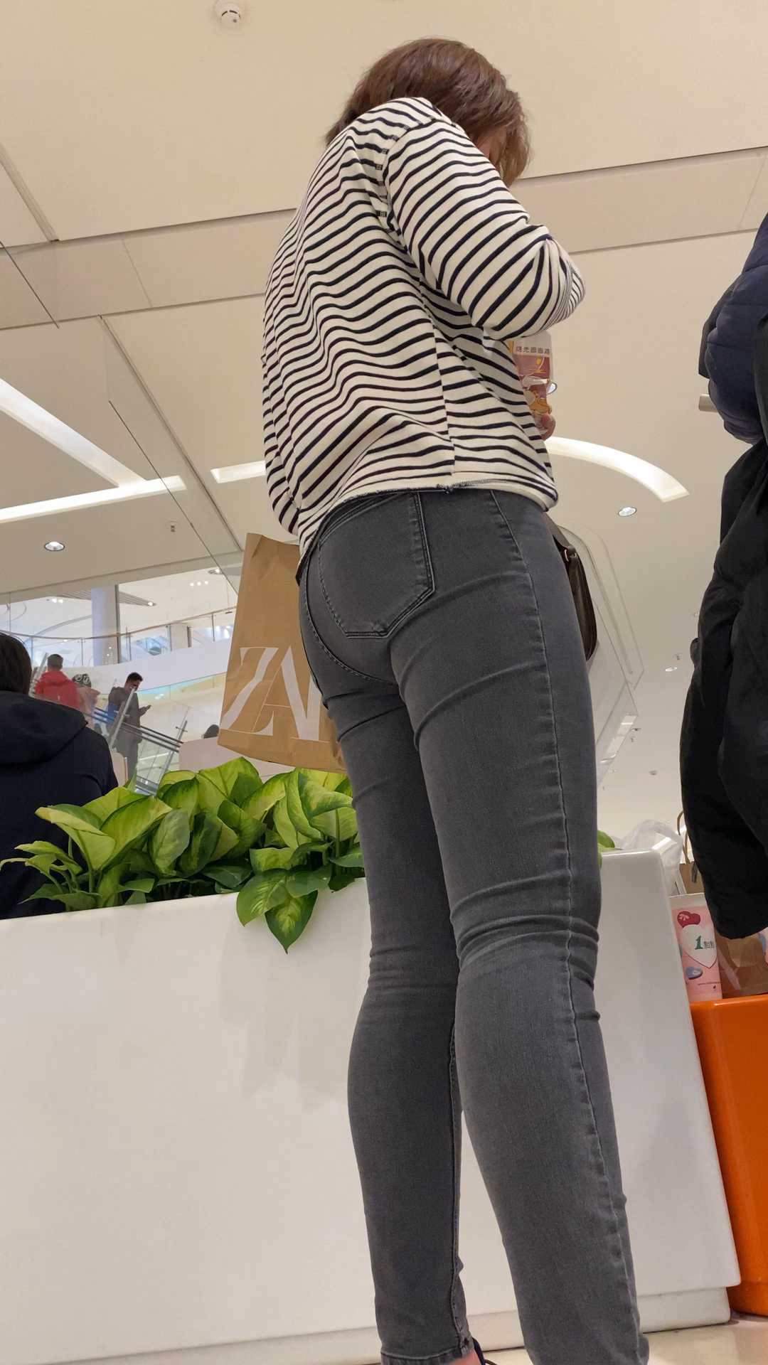 商场饱满灰牛仔翘臀妹子（积分84）