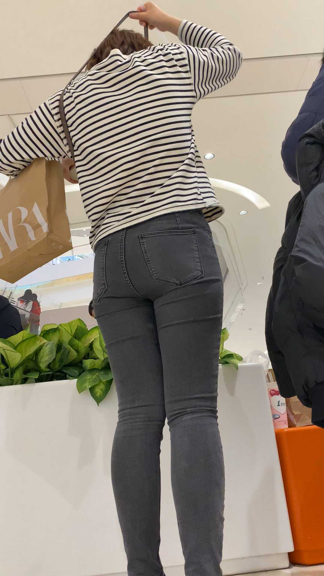 商场饱满灰牛仔翘臀妹子（积分84）