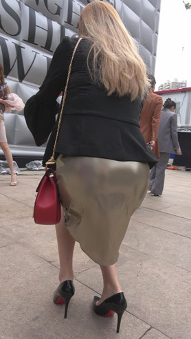 街拍两个一直在拍照的美女小姐姐[1.71G/MP4]