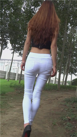 模拍白裤紧身露腰美女[297M/MP4]