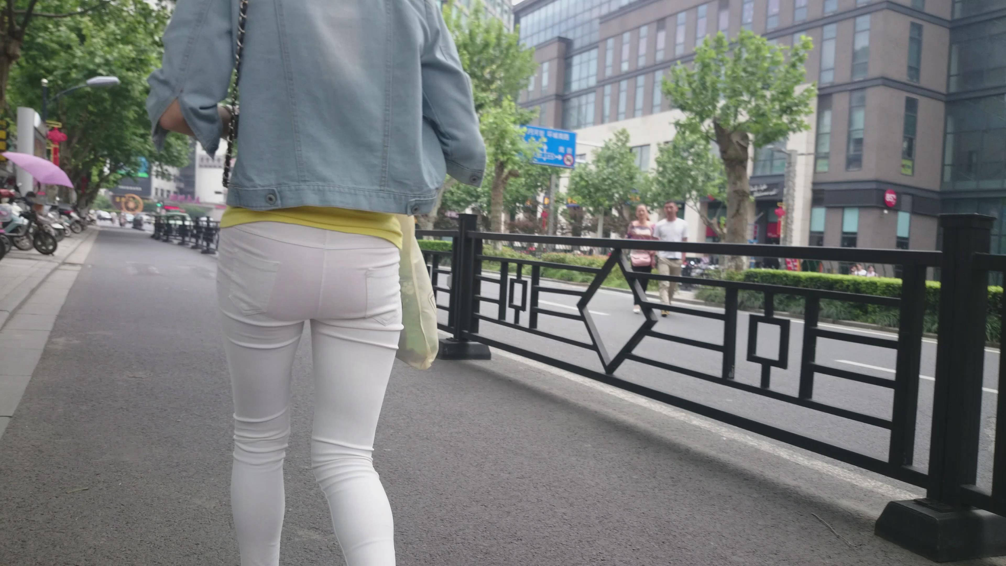 街拍超清纯马尾辫紧身白裤美眉[1.59G]