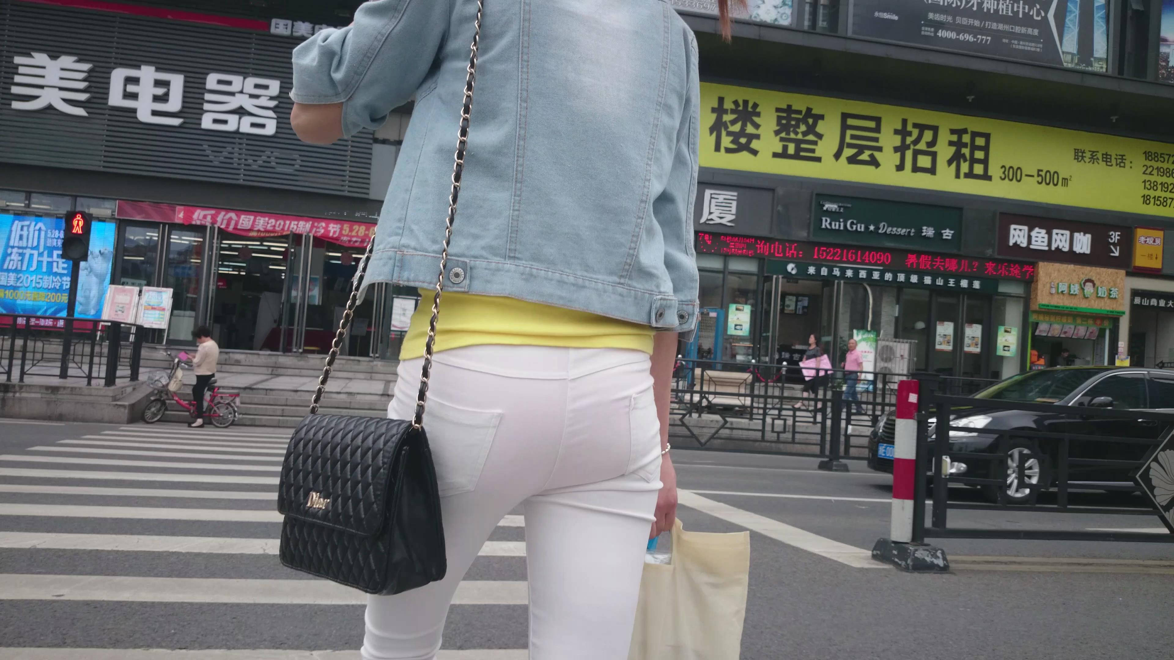 街拍超清纯马尾辫紧身白裤美眉[1.59G]