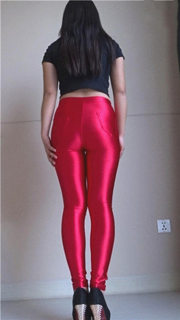 模拍漂亮的红色皮裤紧身美女（二）[1.71G/MP4]