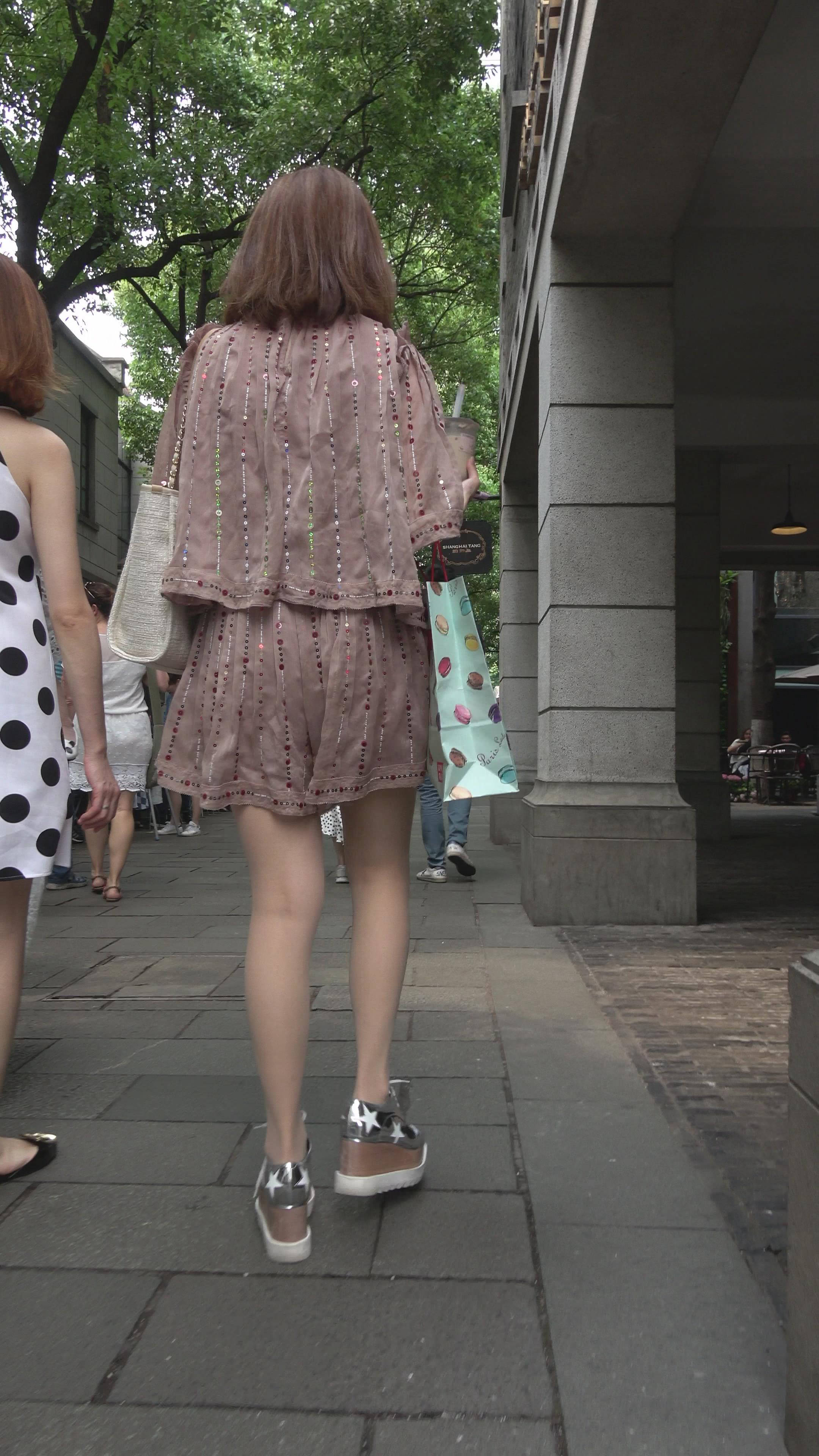 街拍连衣裙丝袜美腿小姐姐