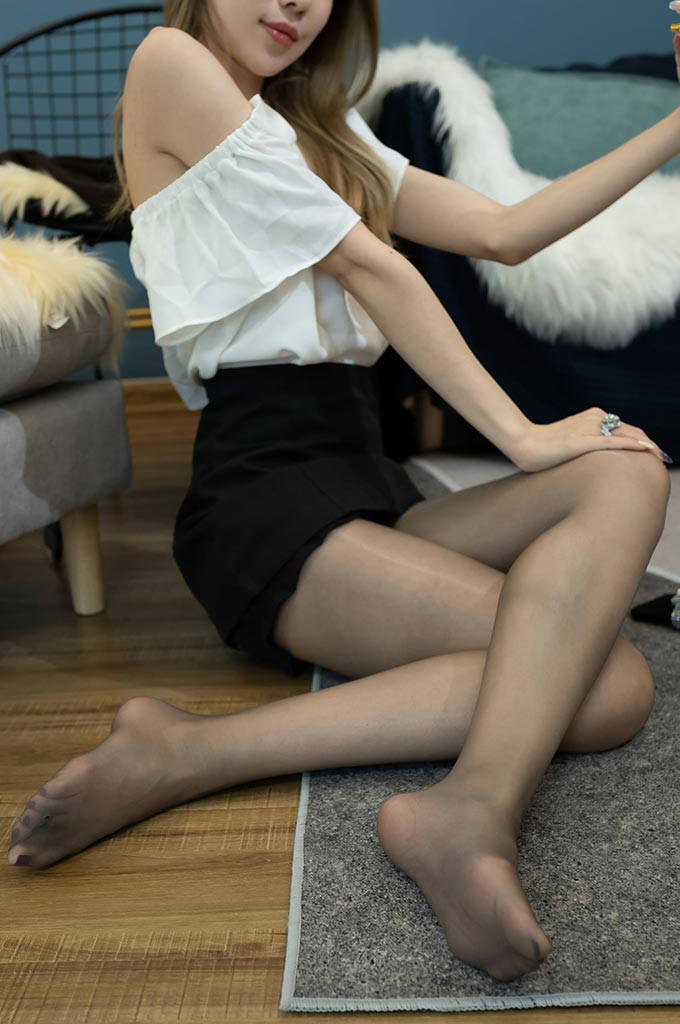 A116.油亮灰丝超短裙