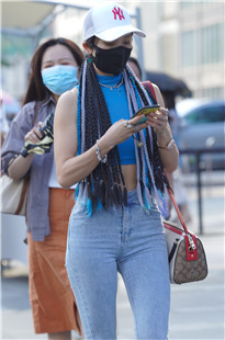 时尚的紧牛喇叭裤美眉3A8256[761M]