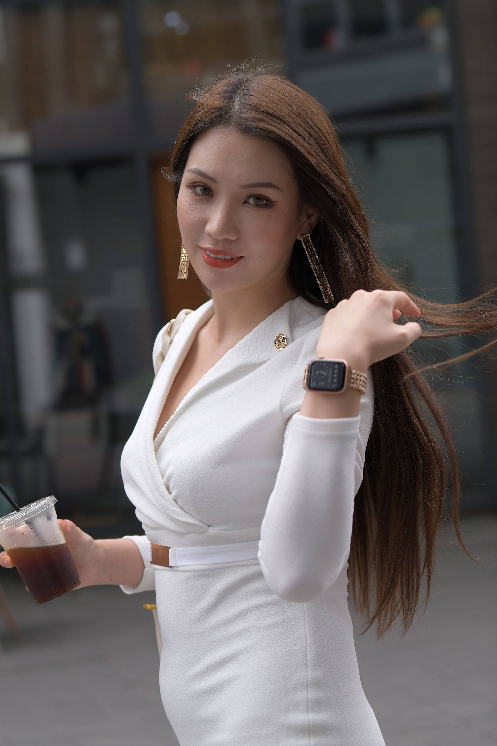 【视频+套图】嘴非常漂亮的白裙美女