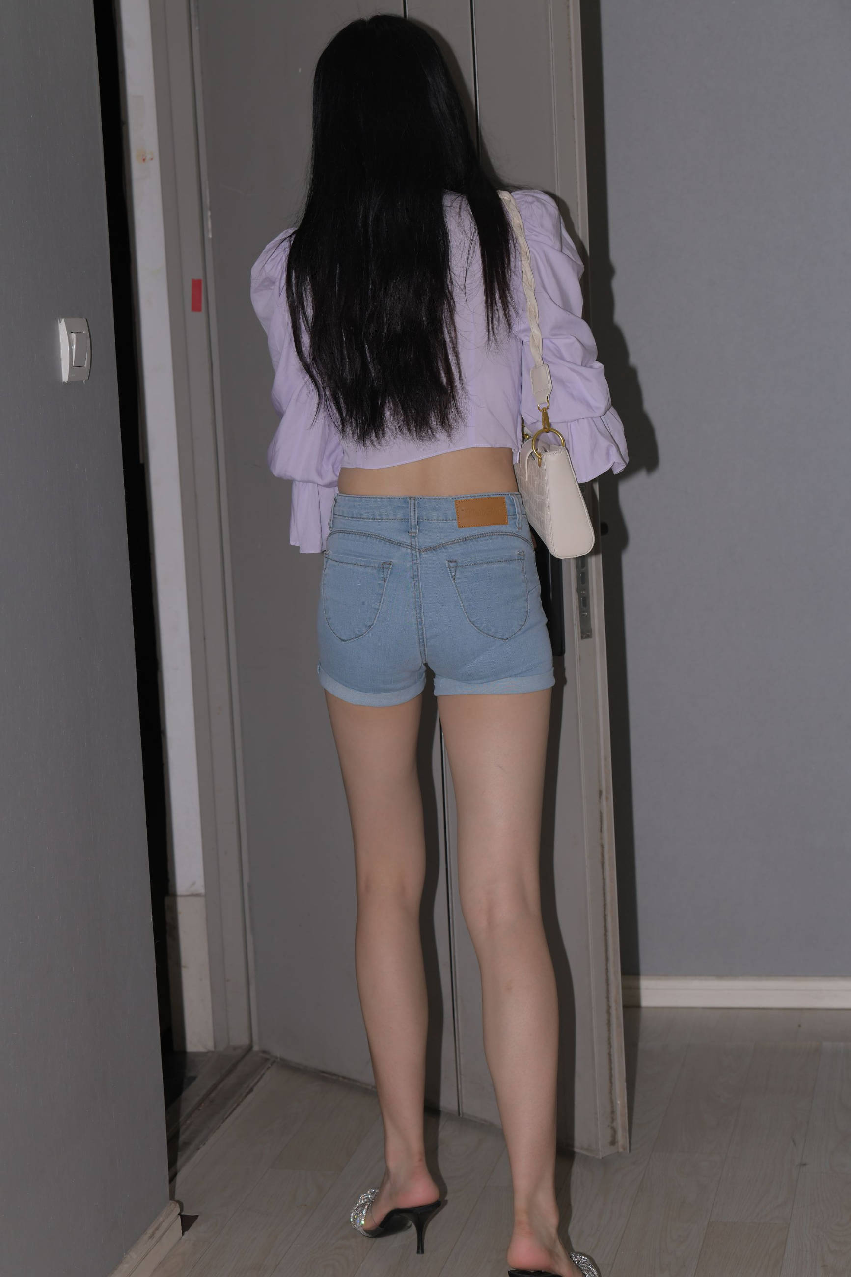 【视频+套图】蓝色牛仔热裤长腿美女