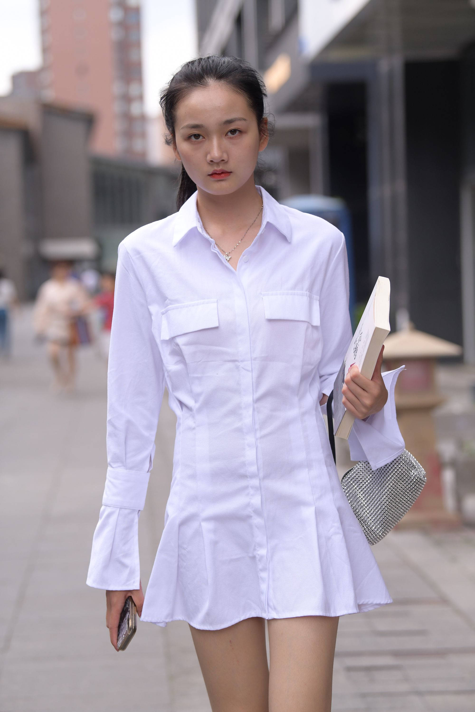 穿着白色连衣裙的清纯女孩【视频+套图】