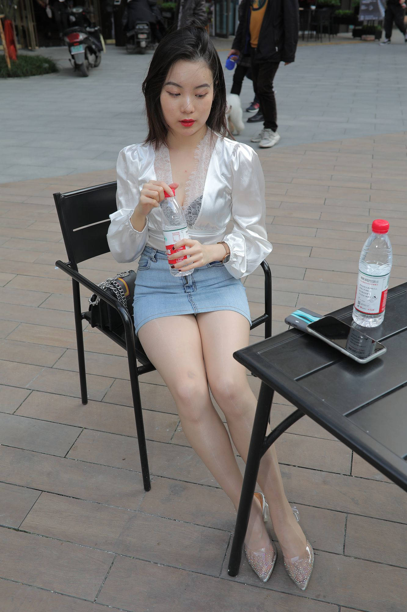 牛仔短裙肉丝美眉【视频+套图】