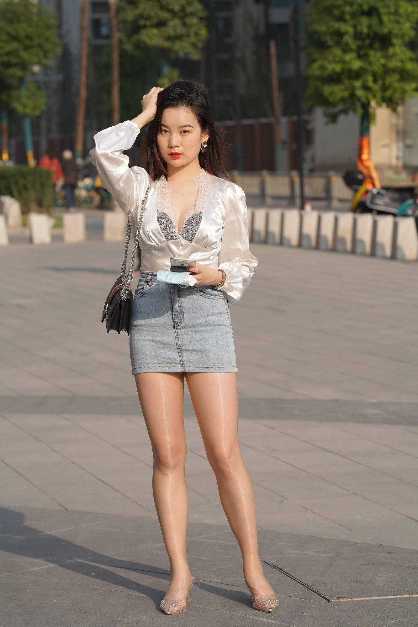 牛仔短裙肉丝美眉【视频+套图】