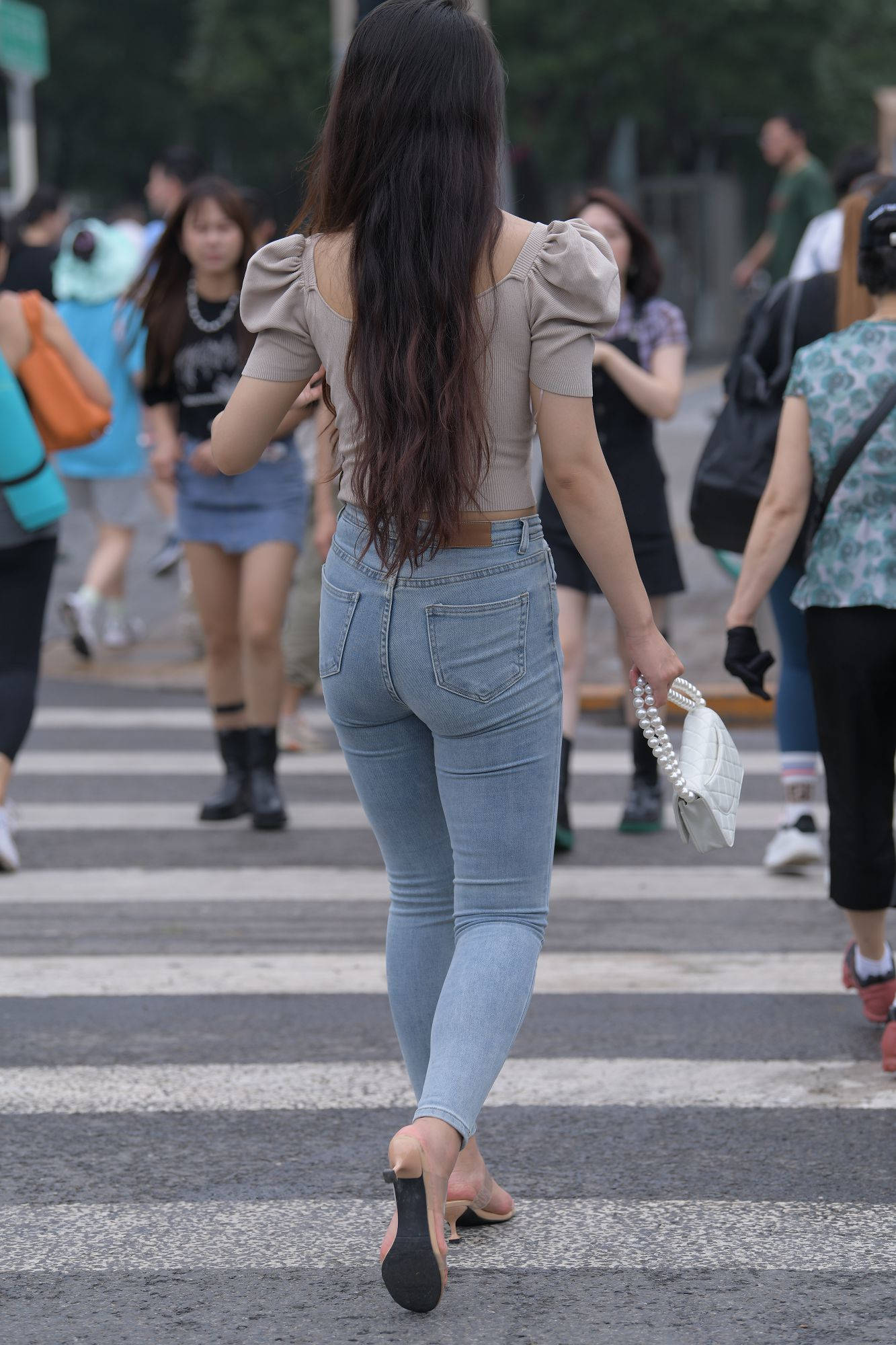 紧身牛仔裤丰臀美女【视频+套图】