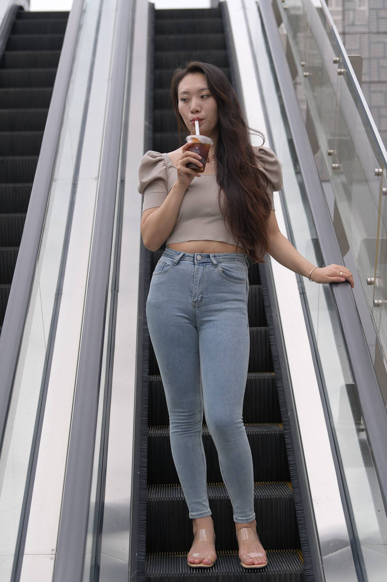 紧身牛仔裤丰臀美女【视频+套图】