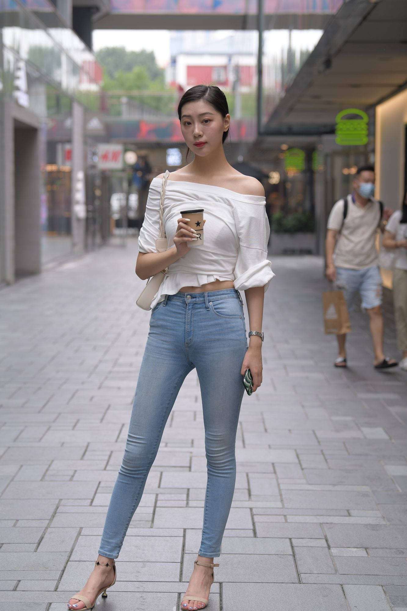 高挑的紧牛美女【视频+套图】