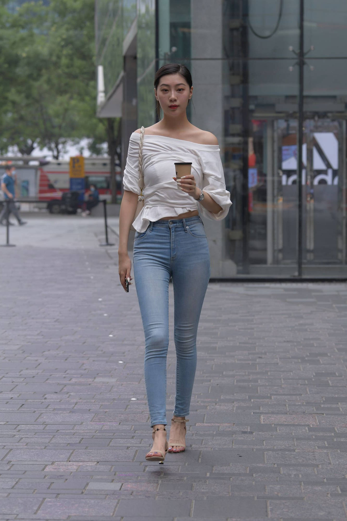 高挑的紧牛美女【视频+套图】