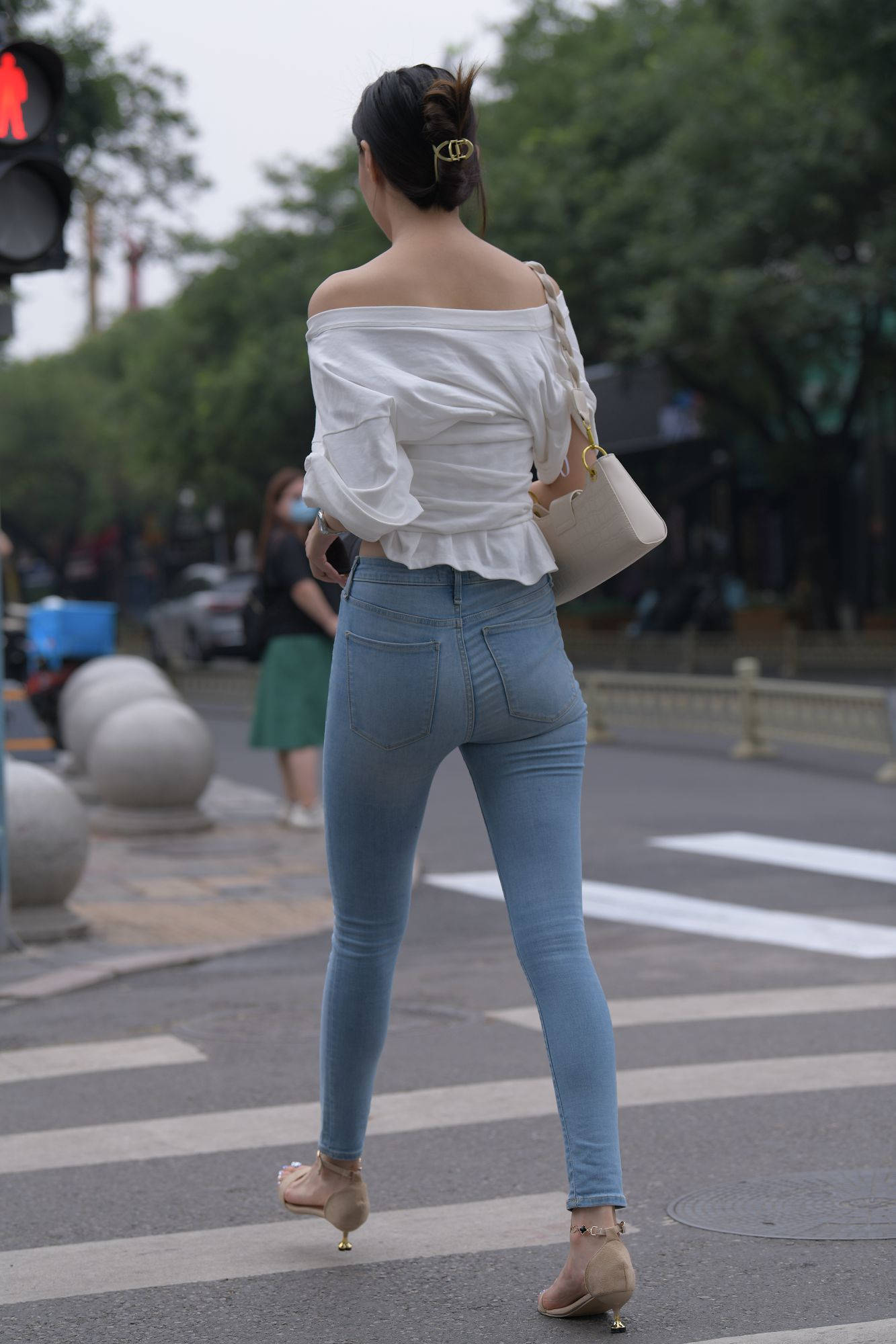 高挑的紧牛美女【视频+套图】