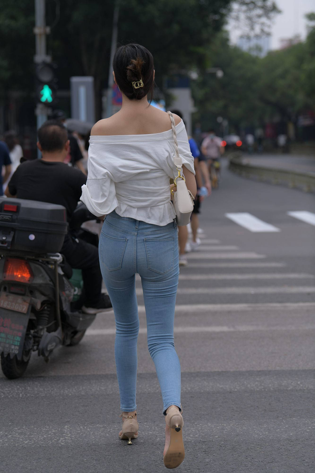 高挑的紧牛美女【视频+套图】