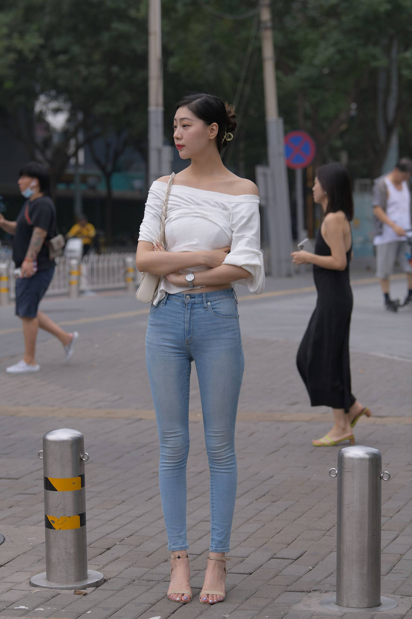 高挑的紧牛美女【视频+套图】