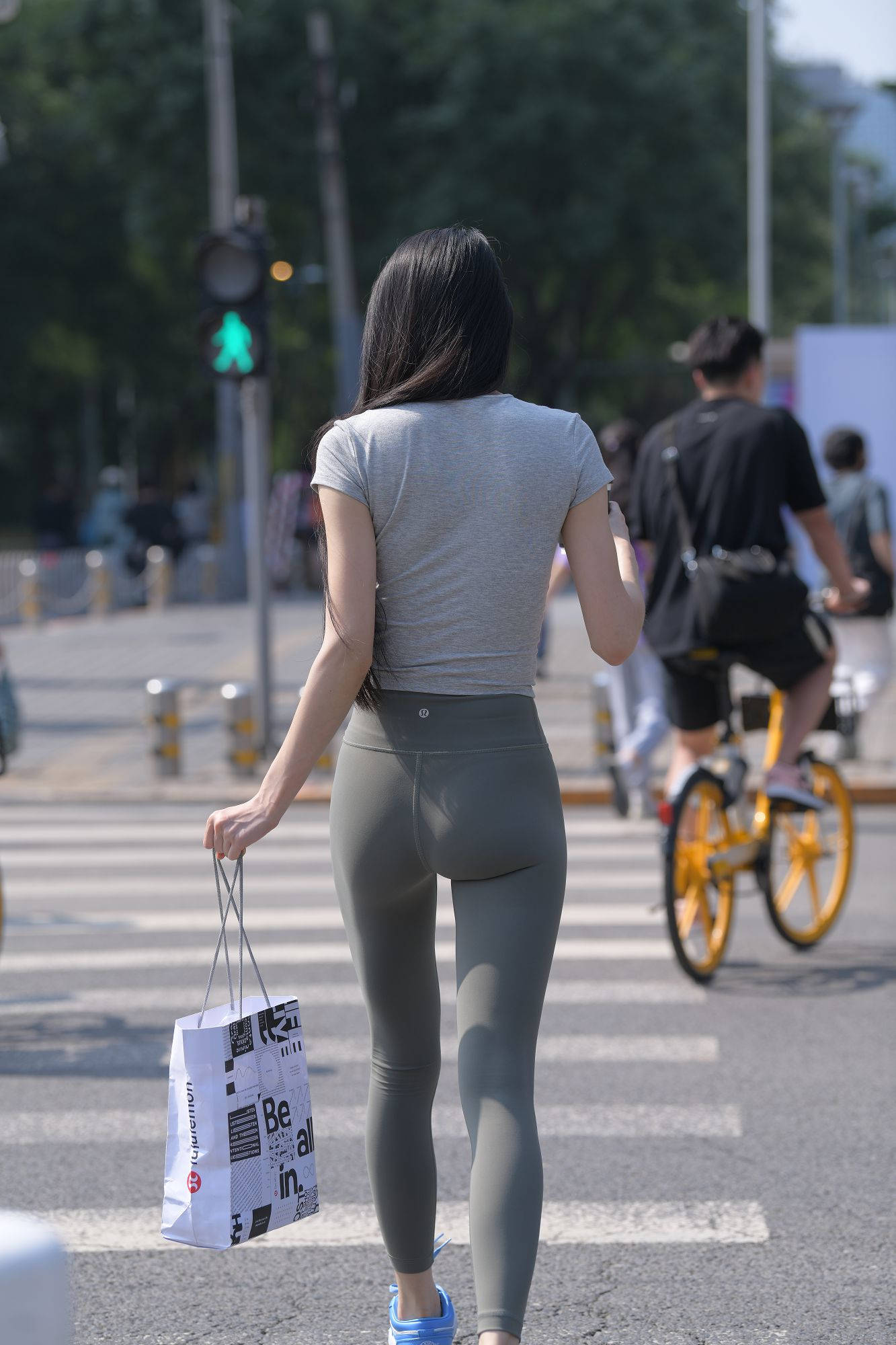 长相漂亮身材苗条的紧身裤美女【视频+套图】