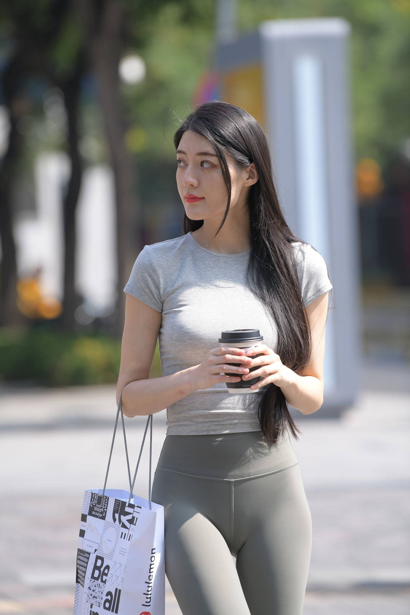 长相漂亮身材苗条的紧身裤美女【视频+套图】