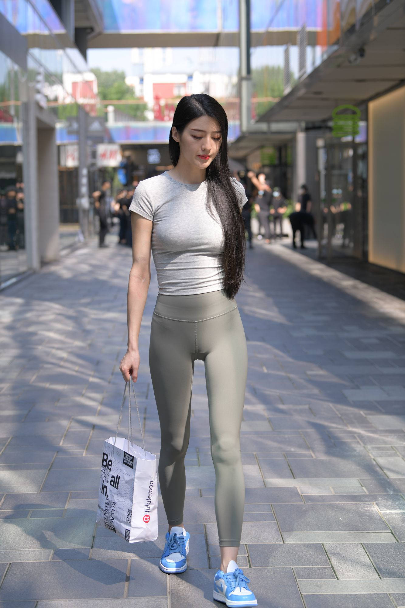 长相漂亮身材苗条的紧身裤美女【视频+套图】