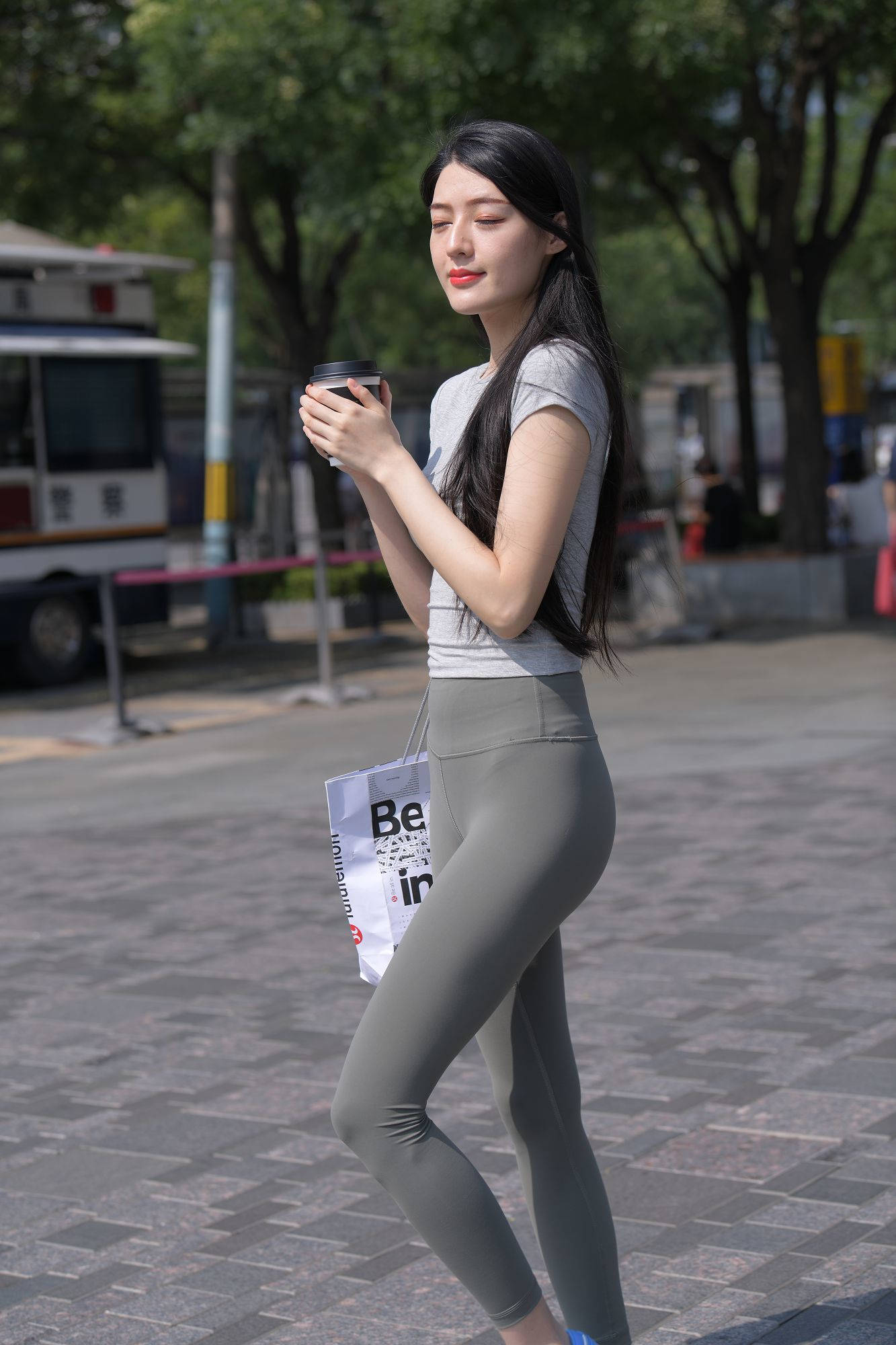 长相漂亮身材苗条的紧身裤美女【视频+套图】