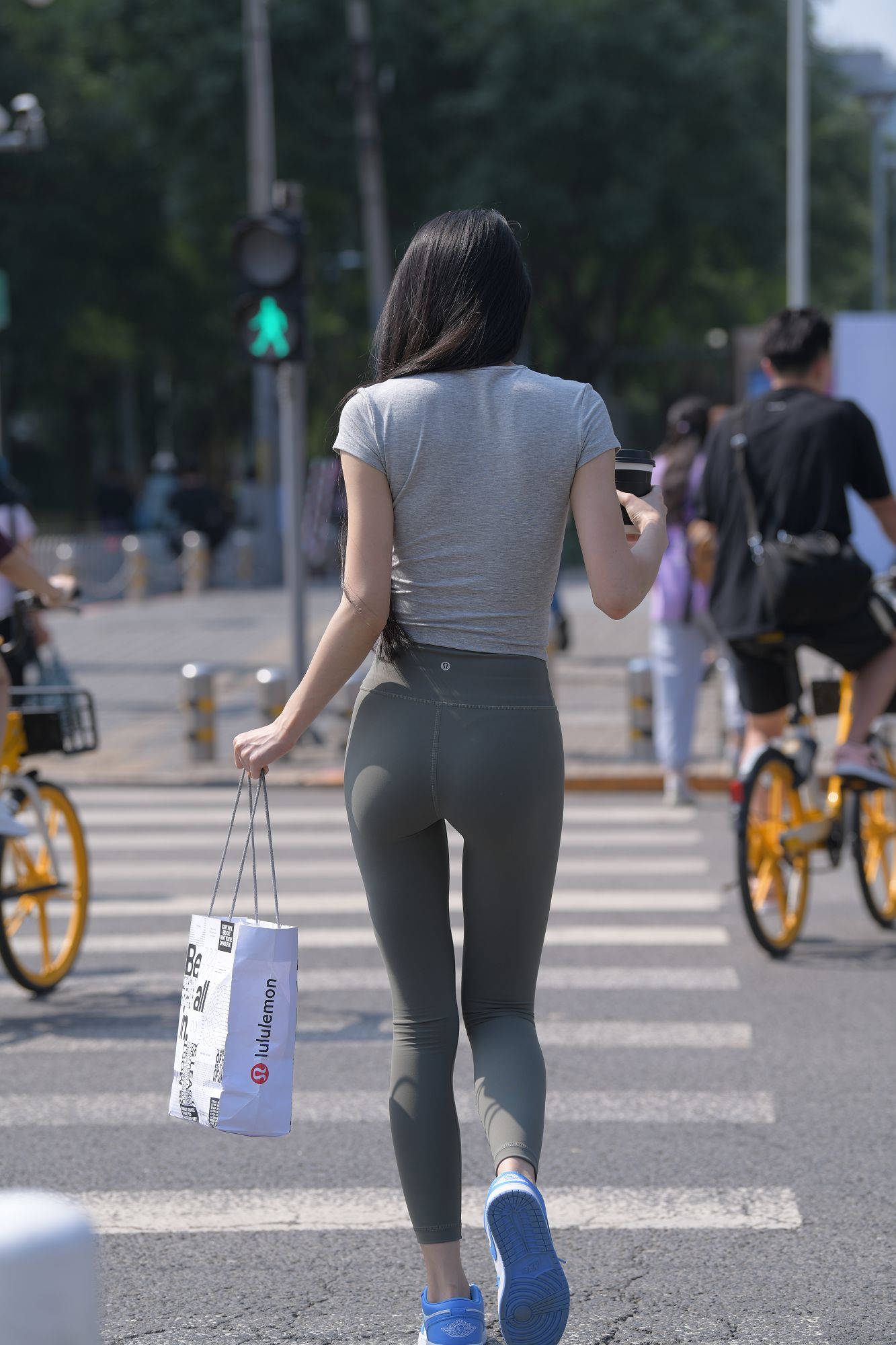 长相漂亮身材苗条的紧身裤美女【视频+套图】