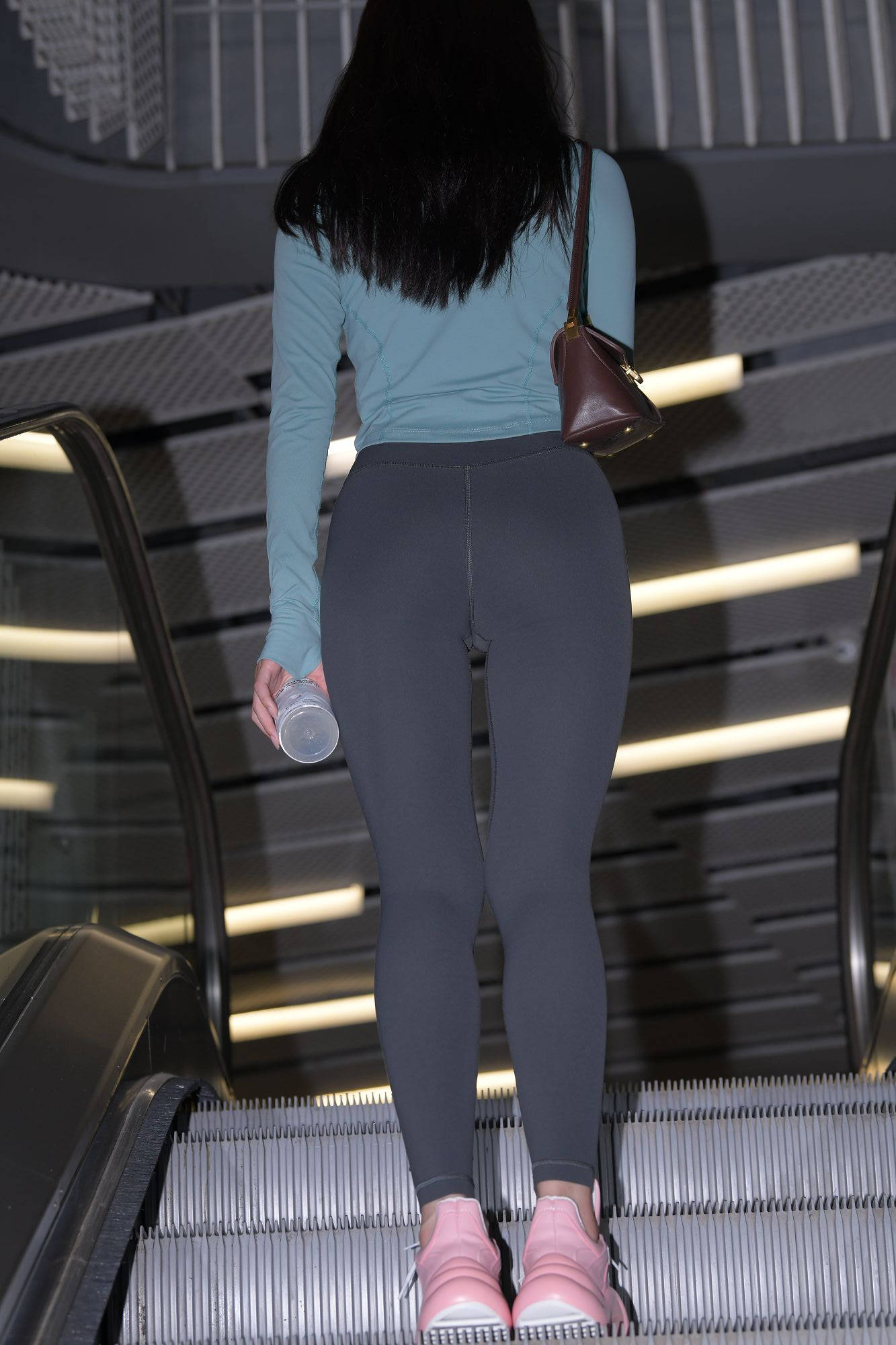 沉迷于健身的美女夜晚回家【视频+套图】