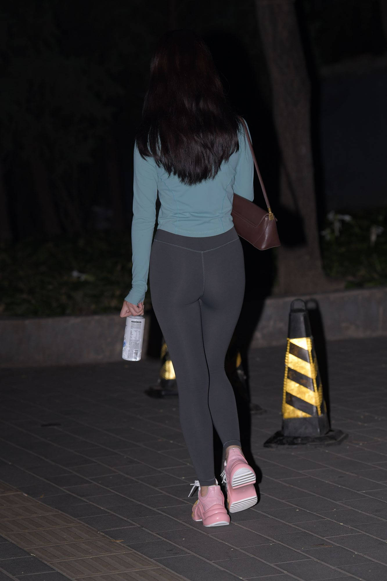 沉迷于健身的美女夜晚回家【视频+套图】