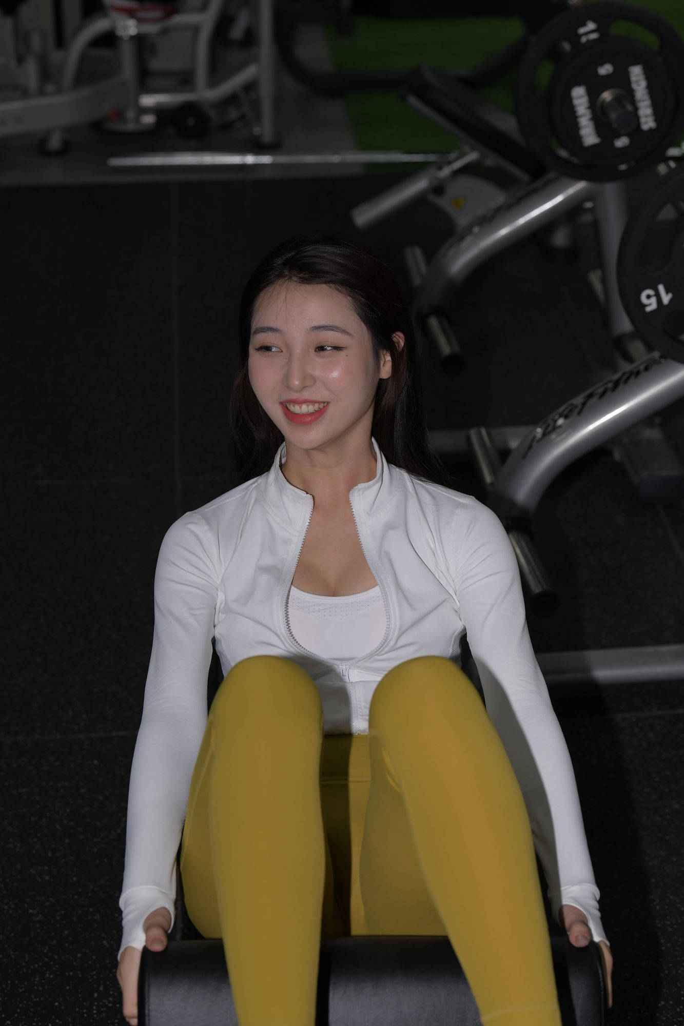 健身房里的黄色紧身美女【视频+套图】