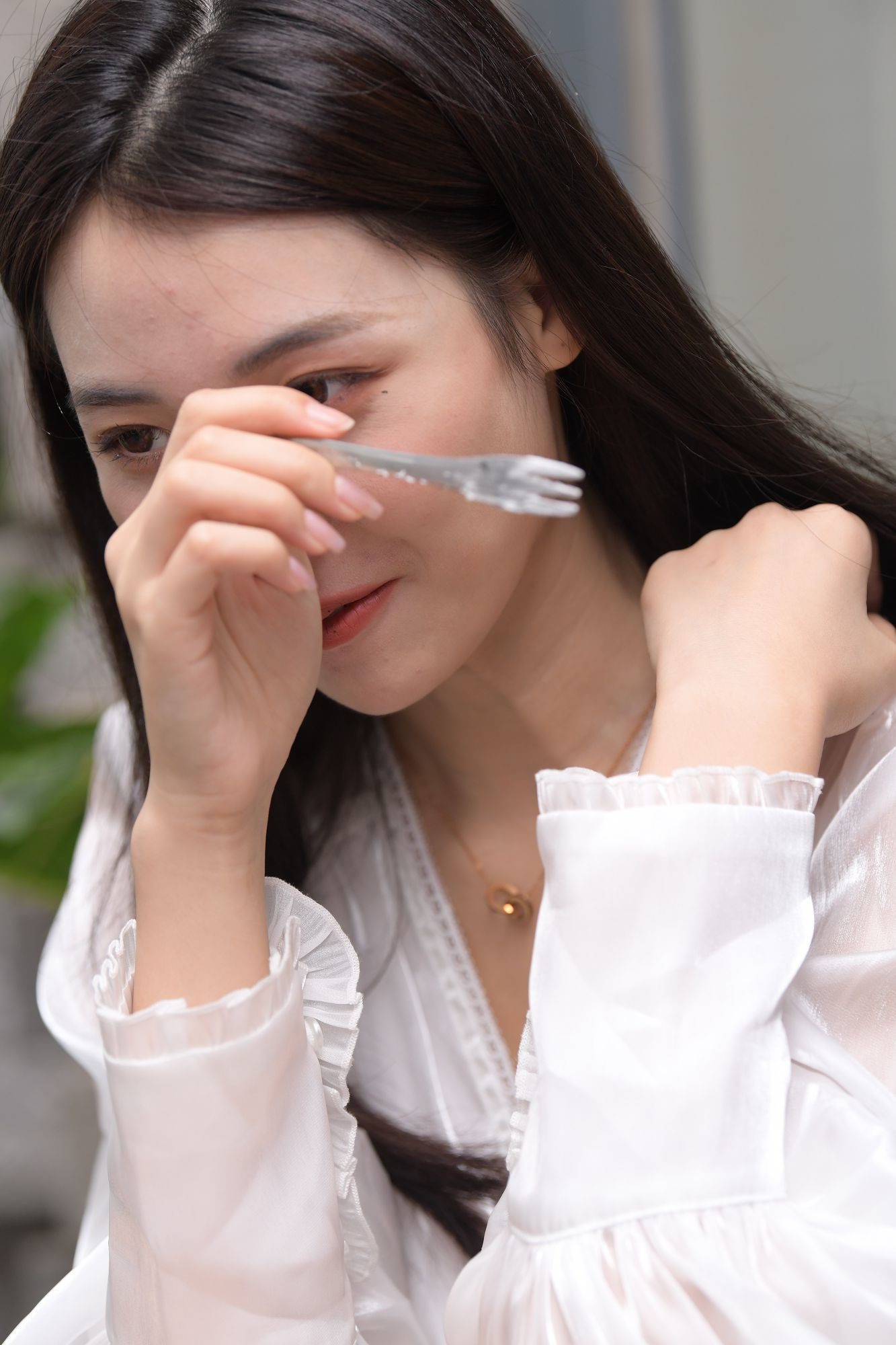 咖啡厅里的白色连衣裙美女【视频+套图】