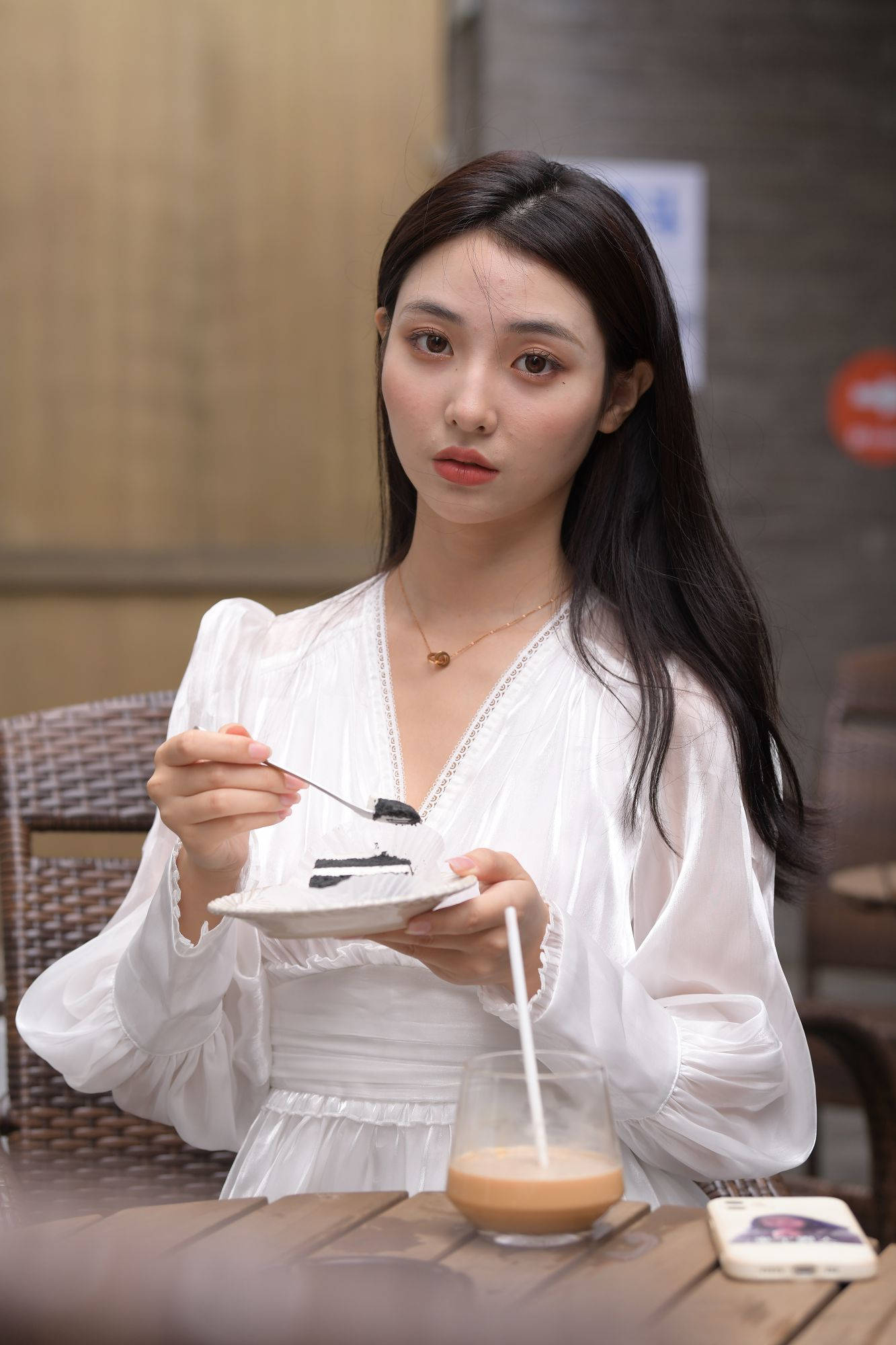 咖啡厅里的白色连衣裙美女【视频+套图】