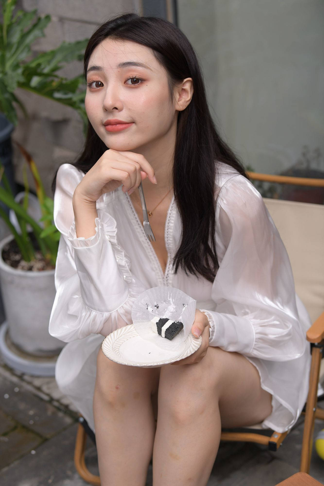 咖啡厅里的白色连衣裙美女【视频+套图】