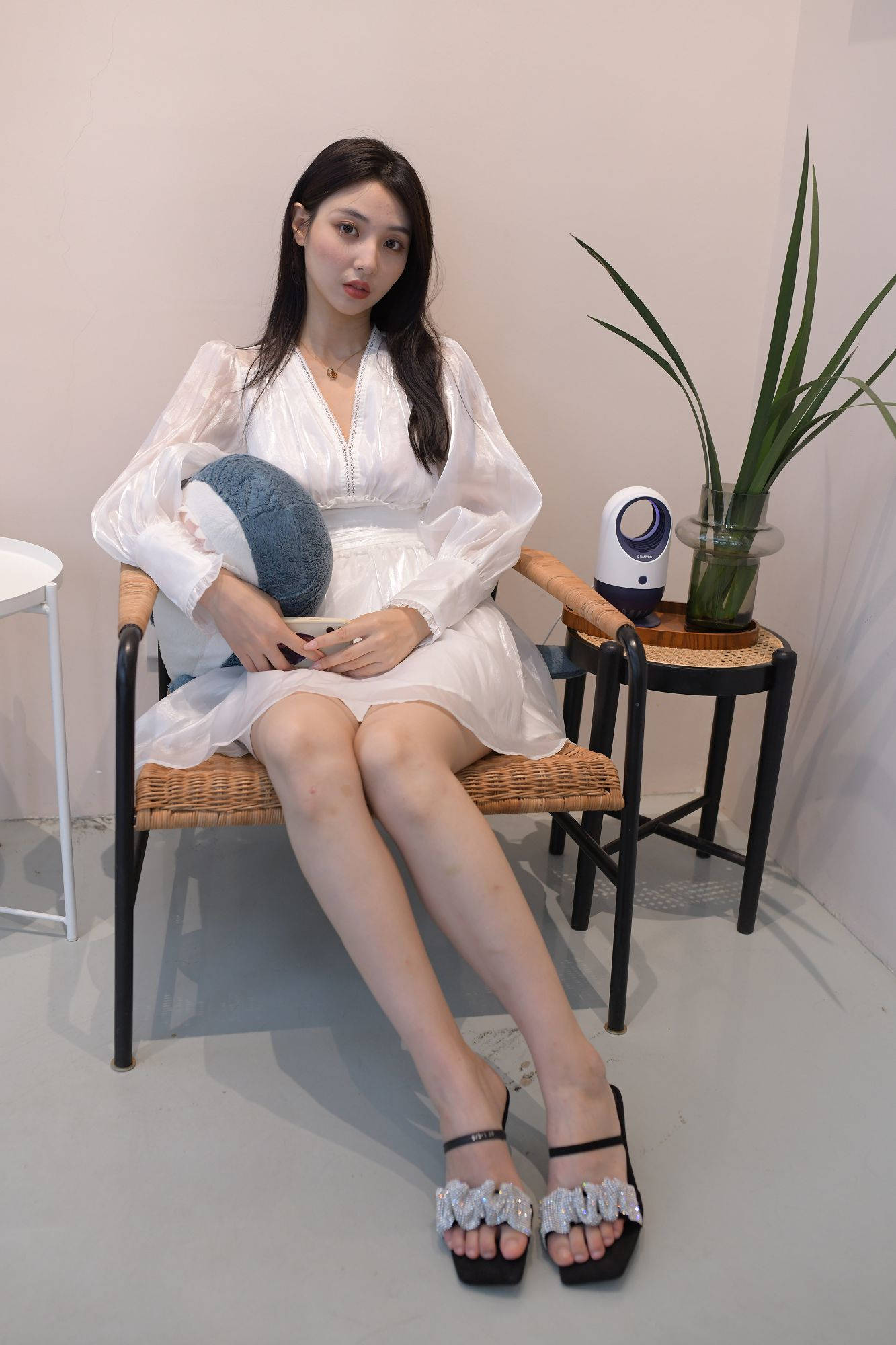 咖啡厅里的白色连衣裙美女【视频+套图】